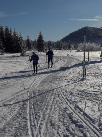 Mrazivé počasí a téměř dva metry sněhu lákají běžkaře do českých hor. Jen v těch Jizerských jsou připravené desítky kilometrů tratí