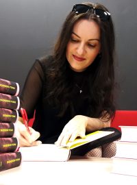 Pavla Horáková podepisuje soutěžní vydání své knihy Teorie podivnosti