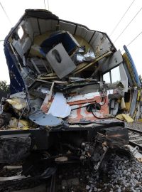 V pražské Uhříněvsi se srazil vlak s nákladním autem
