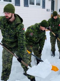Kanadská armáda pomáhá odklízet sníh ve městě St. John&#039;s