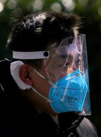 Číňané se chrání proti nákaze rouškami i maskami