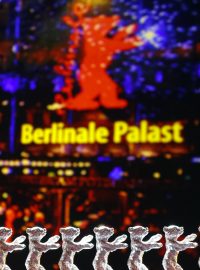 Festivalové sošky vyrovnané před zahájením slavnostního ceremoniálu 70. ročníku Berlinale