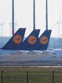 Letadla německého dopravce Lufthansa jsou zaparkována na berlínském letišti Schoenefeld