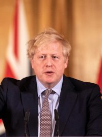 Boris Johnson vyzval Brity, aby omezili sociální kontakty