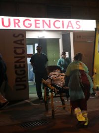 Nemocnice ve španělském Madridu jsou přeplněné nakaženými pacienty koronavirem.