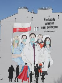 Malba na zdi varšavského domu vyobrazuje zdravotníky jako hrdiny.