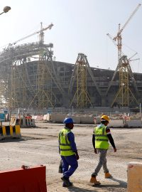 Dělníci v Dauhá staví stadiony pro fotbalové mistrovství světa v roce 2020.