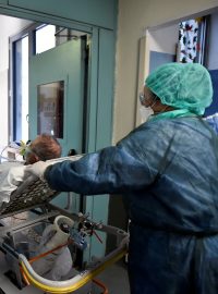 Personál milánské nemocnice převáží pacienta nakaženého koronavirem.