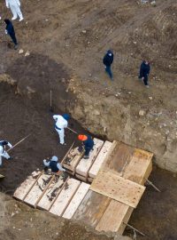 Některé zemřelé s nemocí covid-19 pohřbívají v New Yorku do hromadných hrobů na ostrově Hart