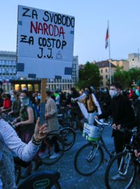 Mnoho z protestujících mělo tváře zakryté rouškami, pískali na píšťalky a troubili na cyklistické klaksony.