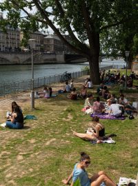 Lidé když nemohou do parků, obsadili nejen chodníky kolem nich, ale vyrazili také na náplavky a nábřeží Seiny a říčních kanálů.