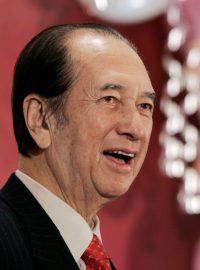Ve věku 98 let zemřel hongkongský podnikatel Stanley Ho, který v bývalé portugalské kolonii Macao vybudoval obchodní impérium zaměřené na hazardní hry (na snímku při oslavě svých 85. narozenin)
