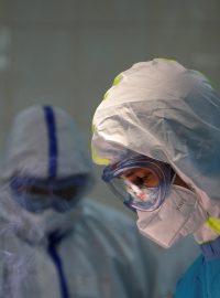 Lékaři v nemocnici v Moskvě léči pacienty s koronavirem