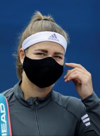 Karolína Muchová musela do finále pražského turnaje nastoupit v roušce, kterou ale při hře mohla odložit.