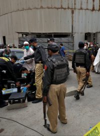 Policisté u pákistánské burzy v Karáčí, kde zemřelo nejméně sedm lidí, včetně všech čtyř ozbrojených útočníků.