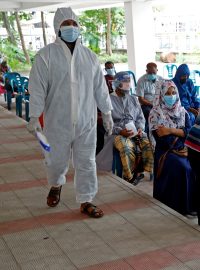 Bangladéšská nemocnice vydala více než 10 tisíc osvědčení o provedeném koronavirovém testu. Zhruba 60 procent z nich bylo falešných, i když za ně pacienti zaplatili