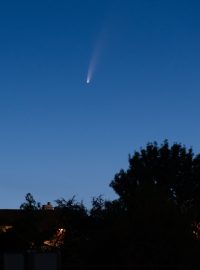 Padající kometa kometu C/2020 F3 (Neowise) zachycená ve Francii