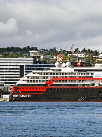 Loď MS Roald Amundsen společnosti Hurtigruten zakotvená v norském přístavu Tromsö