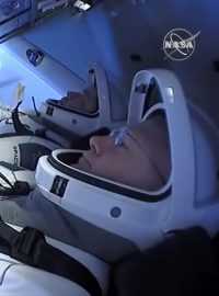 Astronauti Robert Behnken a Douglas Hurley na palubě Crew Dragon