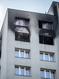 Vyhořelé byty v bohumínském panelovém domě