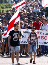 Demonstrace v továrně na výrobu traktorů v Minsku (MZKT). Na transparentu stojí: „Nejsme ovce. Nejsme stádo. Jsme pracovníci MTZ a není nás dvacet, ale 16 000.&quot;