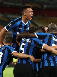 Fotbalisté Interu Milán slaví postup do finále Evropské ligy