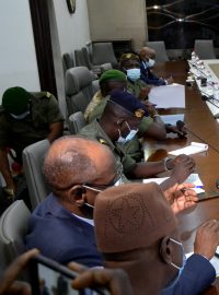 Delegace Hospodářského společenství západoafrických států (ECOWAS) se o víkendu dohodla se zástupci vojenské junty v Mali na některých aspektech dalšího směřování země po armádním převratu z minulého týdne