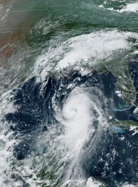 Hurikán Laura zesílil na čtvrtý stupeň. Jižní pobřeží USA nejspíše zasáhne extrémní vichr a bleskové záplavy, uvedlo Národní středisko pro hurikány.