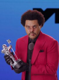 Hlavní cenu za videoklip roku si odnesl zpěvák The Weeknd za video k songu Blinding Lights.