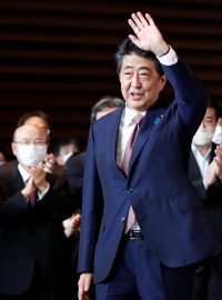Japonský premiér Šinzó Abe ve středu podal demisi