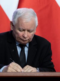Předseda vládní strany Právo a spravedlnost Jaroslaw Kaczynski podepisuje novou koaliční smlouvu.