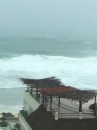 K pevnině na poloostrově Yucatán na jihovýchodě Mexika v sobotu dorazila tropická bouře Gamma, jejíž síla se přibližuje hurikánu