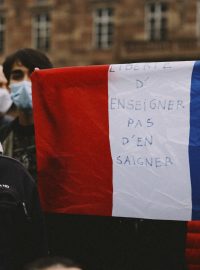 Lidé ve Francii se musí vyrovnat hned s několika teroristickými útoky, které zemi zasáhly v průběhu posledního měsíce. Činí tak třeba i se sloganem na francouzské vlajce „Svoboda učit ne je podřezávat“