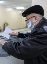 Podle agentury APA mnozí voliči nedorazili kvůli strachu z nákazy koronavirem, který se v poslední době v zemi rychle šíří. Velký zájem o hlasování byl ale mezi Moldavany žijícími v zahraničí.