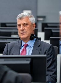 Bývalý prezident Kosova Hashim Thaçi poprvé předstoupil před haagský zvláštní tribunál pro Kosovo