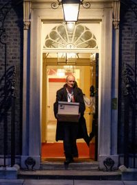 Kamery a fotoaparáty médií zachytily v pátek Cummingse při odchodu z premiérova sídla v ulici Downing Street
