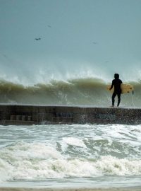 Surfeř na Floridě čeká na vlnu před tím, než oblast zasáhne hurikán Eta