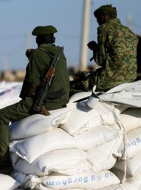 Ozbrojení muži střeží pytle s jídlem pro etiopské uprchlíky.