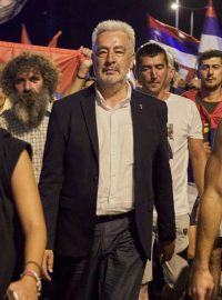 Zdravko Krivokapič vede demonstranty ve městě Podgorica (foto ze srpna 2020)