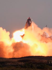 Prototyp rakety Starship společnosti SpaceX při přistání na závěr cvičeného letu explodoval a roztrhl se