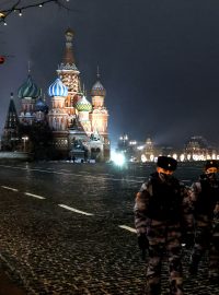 Rudé náměstí v Moskvě hlídají policisté. Populární místo pro oslavy příchodu nového roku je letos uzavřené