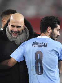 Pep Guardila se raduje s hráči Manchesteru City