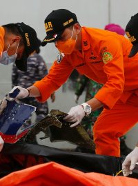 Indonéští záchranáři našli v moři pravděpodobně kusy trupu zříceného letadla