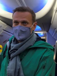 Alexej Navalnyj na palubě letadla při návratu do Moskvy.