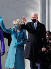Budoucí prezident Joe Biden a manželkou Jill a nadcházející viceprezidentkou Kamalou Harrisovou