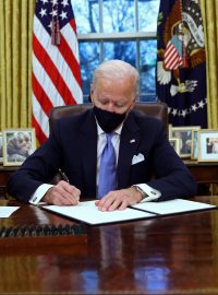 Prezident USA Joe Biden v Oválné pracovně při podpisu exekutivních příkazů