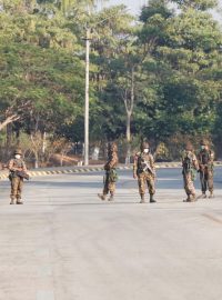 Barmští vojáci hlídkují u kongresového komplexu v Neipyijtu