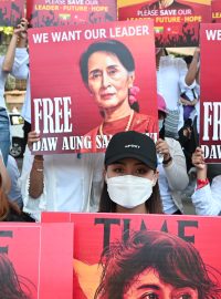 Lidé na protestech žádají propuštění vůdkyně Do Aun Schan Su Ťij.