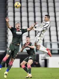 Cristiano Ronaldo při gólové hlavičce proti Crotone