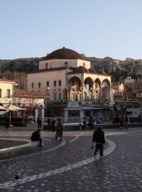 Lidé na náměstí Monastiraki v Athénách během pandemie koronaviru